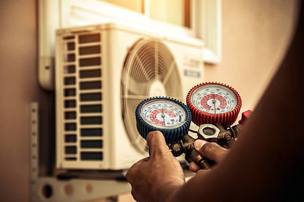 Professional Hvac technician working in Highlands, TX